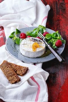 Goat cheese with honey and raspberries