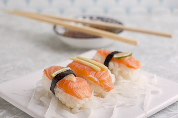 sushi nigiri z łososiem - obrazy, fototapety, plakaty