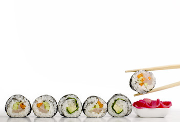 sushi futomaki z łososiem i futomaki wegetariańskie - obrazy, fototapety, plakaty