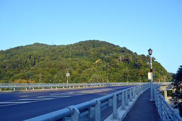 Автомобильная трасса, идущая по мост через реку