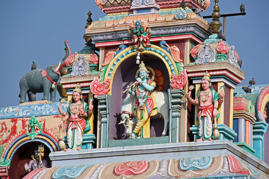 Inde, divinit&eacute;s hindous sur un temple &agrave; Udaipur, Rajasthan