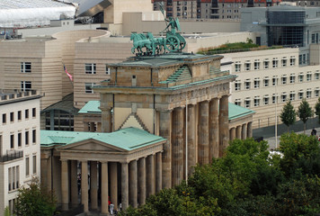 Blick vom Reichstagsgebäude auf das Brandenburger Tor, Berlin © powerbold