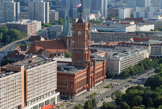 Blick vom Alexanderplatz auf das Rote Rathaus, Berlin