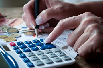 détail main de femme et calculatrice