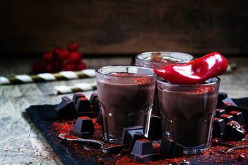 Chocolat chaud épicé au piment rouge sur fond sombre,