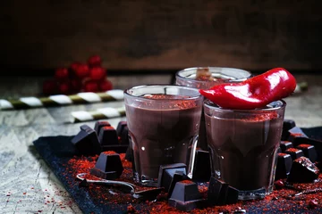 Photo sur Plexiglas Chocolat Chocolat chaud épicé au piment rouge sur fond sombre,