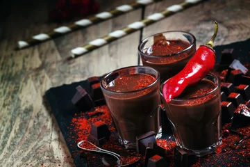 Crédence de cuisine en verre imprimé Chocolat Chocolat chaud épicé au piment rouge sur fond sombre,