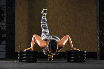 gitl exercise push ups on weights