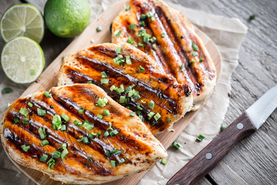Grilled chicken breasts in lime sauce