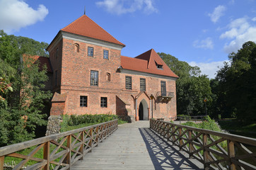 Fototapeta na wymiar Późnogotycki zamek w Oporowie, Polska