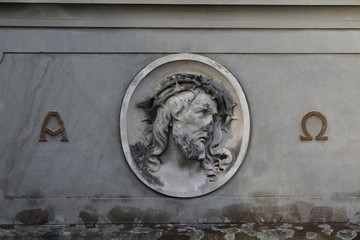 Konterfei Christi mit Buchstaben Alpha und Omega