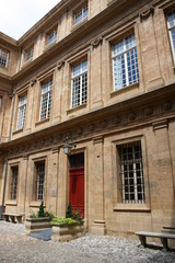 Fototapeta na wymiar Belle bâtisse dans le centre historique d'Aix-en-Provence (Bouches-du-Rhône)