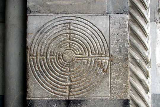 Toscana,Lucca, labirinto in marmo nel Duomo.