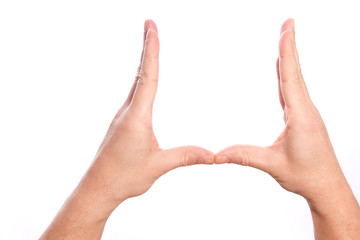 zwei H&auml;nde formen den Grundbaustein vom Haus