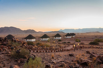 Lodge bei Sonnenaufgang in der Namib-Wüste