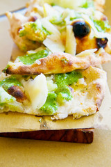 focaccia genovese con pesto e scaglie di grana