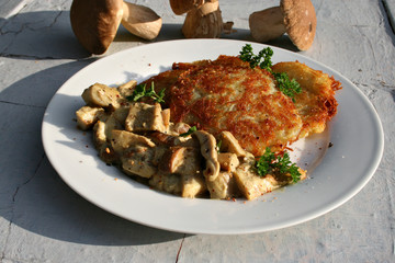 organic lifestyle vegane glutenfreie mahlzeit gesunde ernährung steinpilze reibekuchen