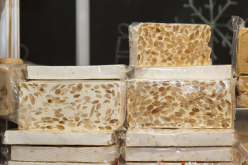 Venta de turrones. Mercado navide&ntilde;o. Productos t&iacute;picos de navidad.