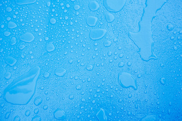 Wassertropfen auf eine blaue Oberfläche 03