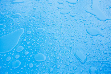 Wassertropfen auf eine blaue Oberfläche 04