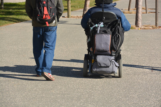 paseando en una silla de ruedas