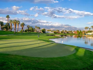 Gordijnen Golf course and water feature in Palm Desert California.  © Jeff Whyte