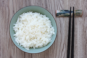 Bol de riz avec baguettes chinoises