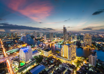 Naklejka premium Bangkok city skyline while sunset