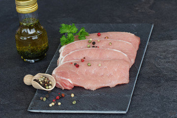 Rohe Schweineschnitzel