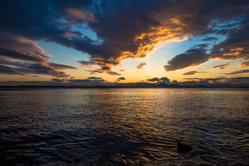 Fototapeta premium Zachód słońca nad brzegiem morza