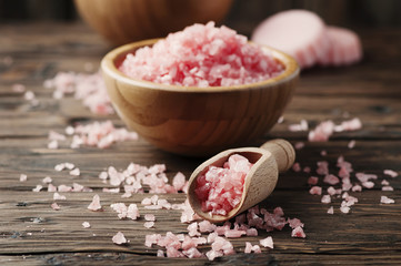 Concept van spa-behandeling met roze zout