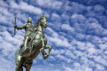 Fototapeta na wymiar Bronze monument on the blue sky