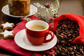 Caffè espresso con ambientazione natalizia