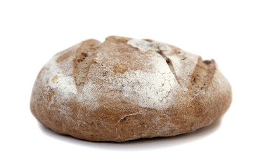 pain frais sur fond blanc