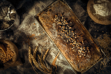 Gebackenes Form Brot mit Zutaten