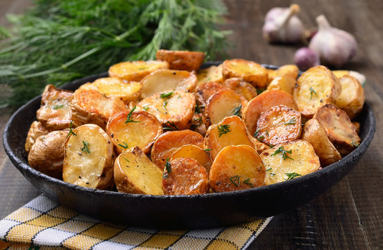 Potato baked with dill in pan