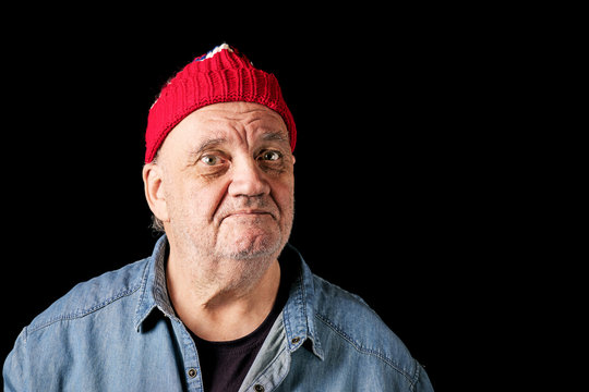 Portrait Homme âgé Avec Bonnet Rouge Sur Fond Noir