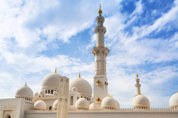 Fototapeta na wymiar Sheikh Zayed Grand Mosque in Abu Dhabi, the capital city of UAE