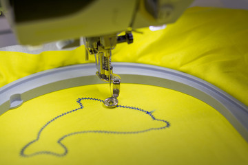 Nähmaschine näht Delfin © alho007