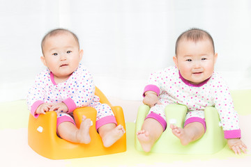 笑顔の双子の赤ちゃん