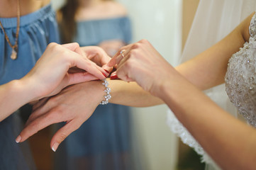 Obraz na płótnie Canvas Bridesmaid Pinning Bracelet