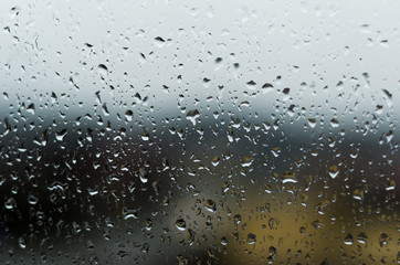 Krople deszczu na oknie