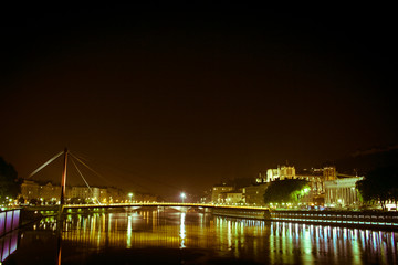 Fototapeta na wymiar Pont sur le Rhône de nuit 