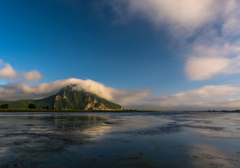 Скалы и горы на берегах Японского моря. Приморье, Россия. Rocks and mountains on the shores of the sea of Japan. Primorye, Russia.