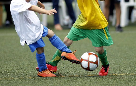 Ni&ntilde;os jugando al futbol