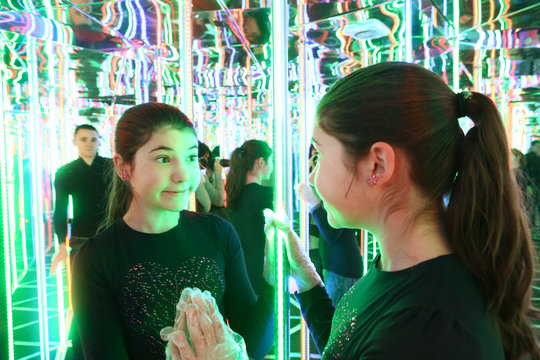  Girl In Mirror Maze Try To Find Way Out