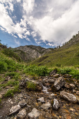 Горы и скалы Алтая. Россия, тайга, леса и вершины. Mountains and rocks of Altai. Russia, taiga, forests and peaks.