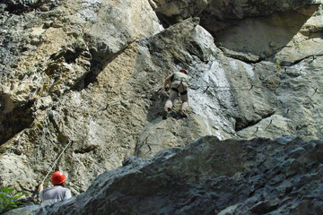 zwei Kletterer am Fels