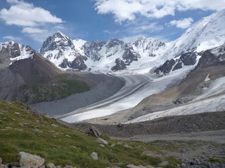 Obraz na płótnie Canvas glacier valley with white glacier