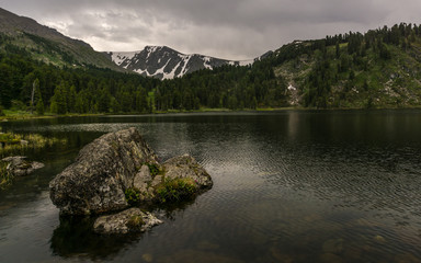 Горы и скалы Алтая. Россия, тайга, леса и вершины. Mountains and rocks of Altai. Russia, taiga, forests and peaks.